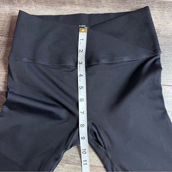 SheFit Black Seamless Crossover Leggings Perforated Mesh Size Medium Capri Crop - Picture 3 of 9